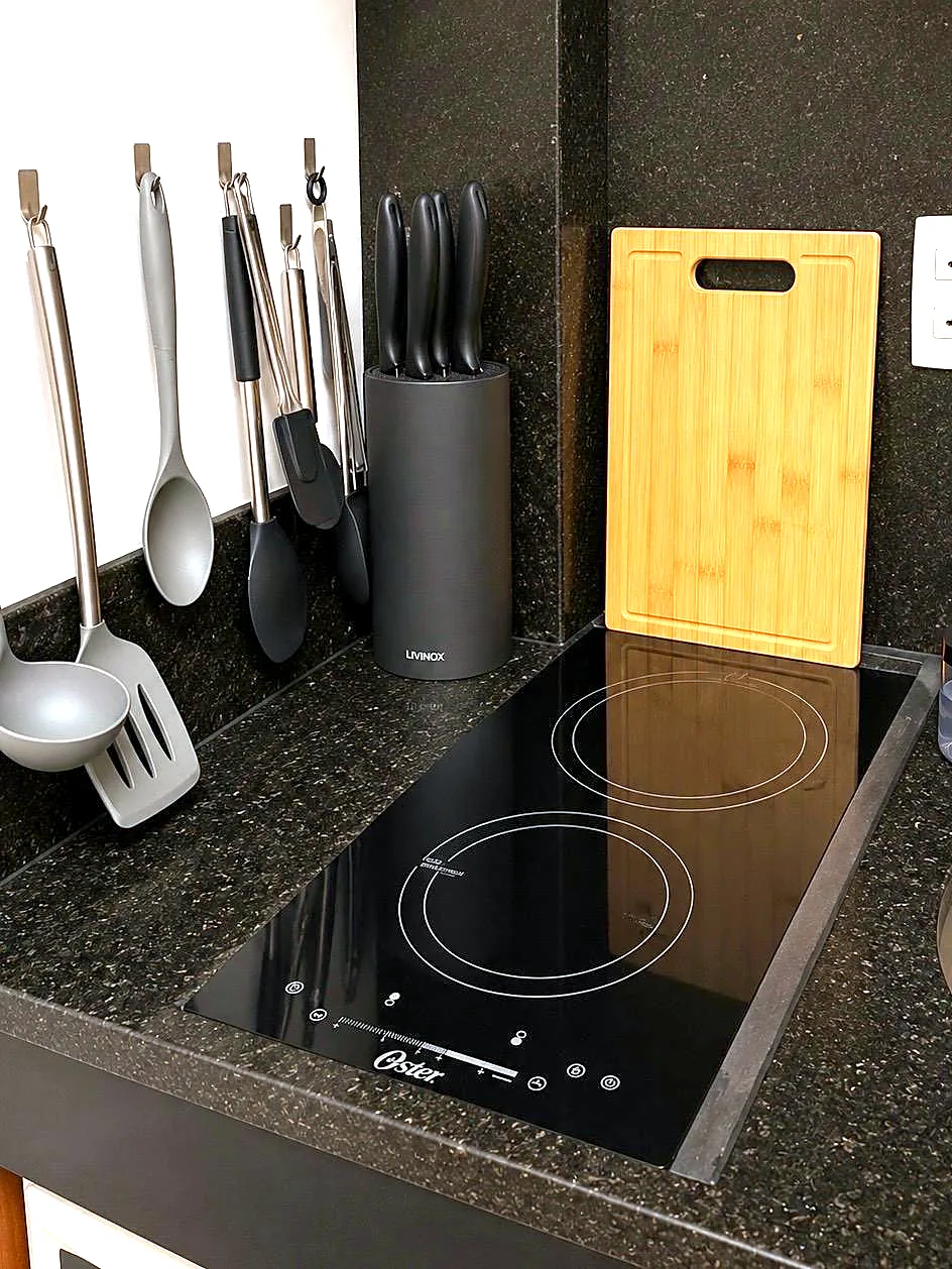 Cozinha completa e equipada do flat reformado em Ipanema